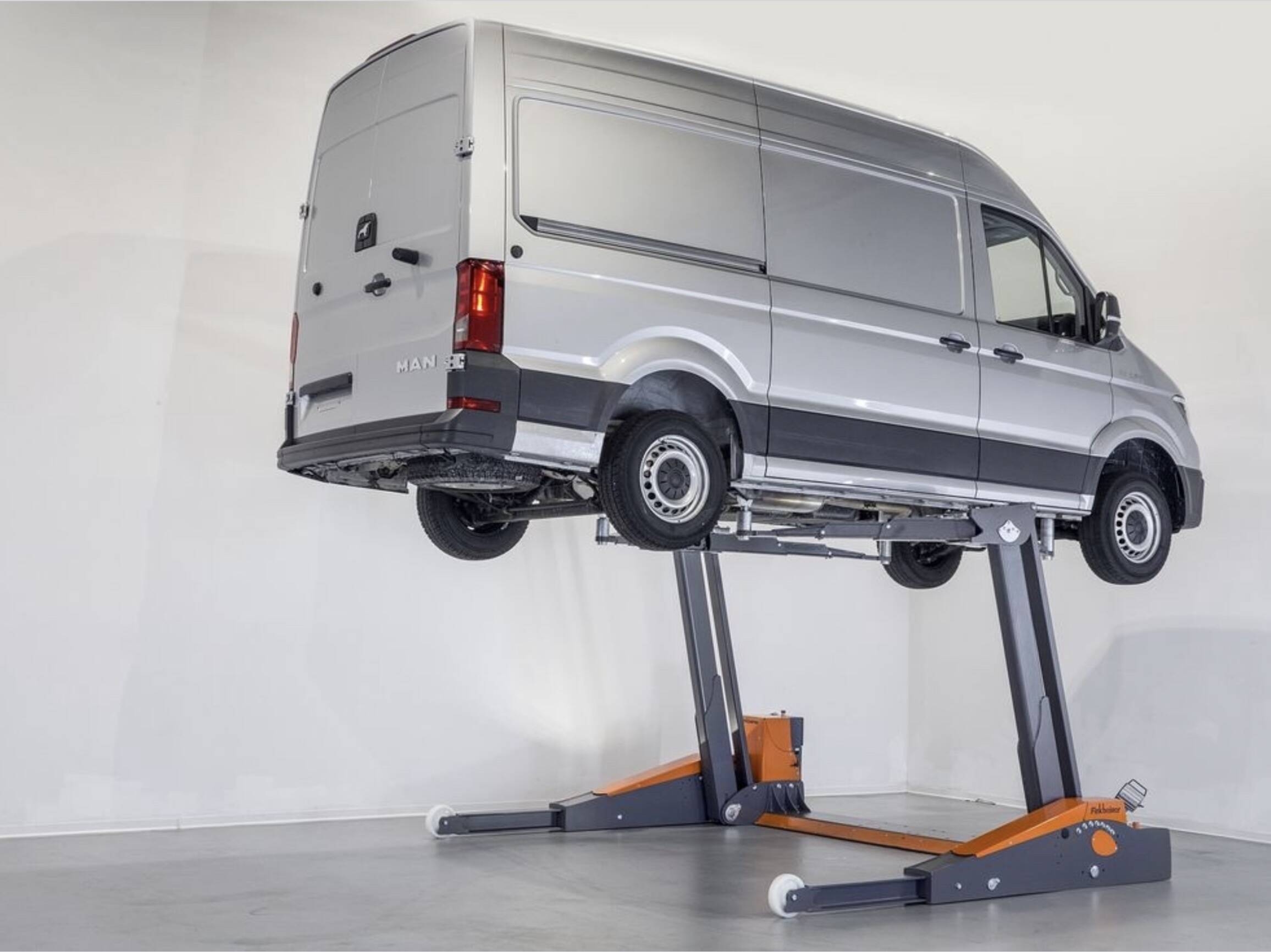 Finkbeiner  portable lift for up to 35 ql.