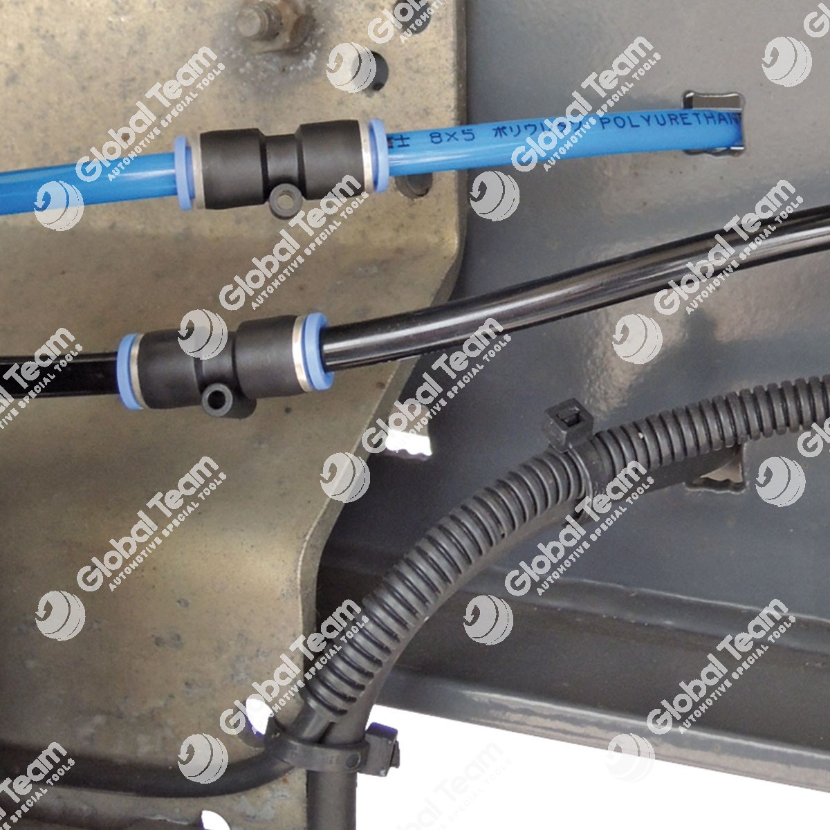 Kit di riparazione per impianti ad aria compressa . Kit di riparazione per gli impianti ad aria compressa. Utile per riparare dei tubi danneggiati o usurati. Kit composto da 30 connettori differenti compresi tra i 4 mm ed i 16 mm. Inclusi inoltre 8 pezzi 
