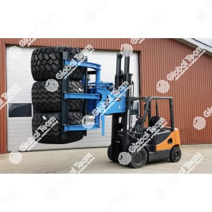 Pinza idraulica per presa multipla di pneumatici veicoli industriali , adattabile a carrello elevatore in possesso gia del cliente .